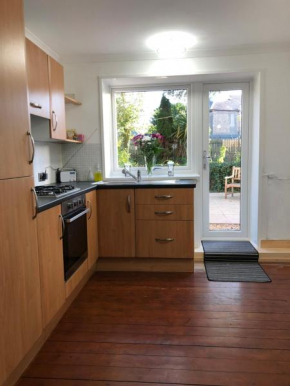 ACE Largs Ground Floor Apartment with Garden